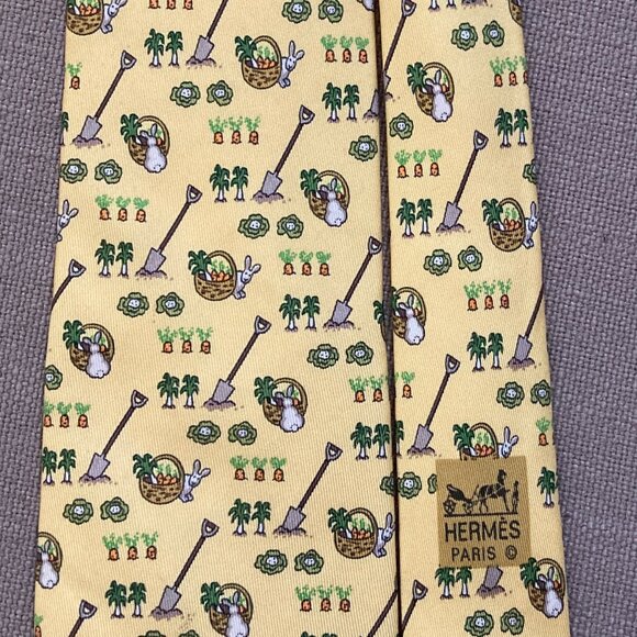 100% REAL HERMES TIE ~ YELLOW w FUN WHIMSICAL PETER RABBIT PLAYING IN GARDEN - Picture 2 of 7